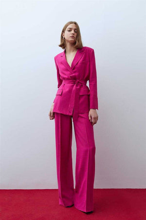 This is the jacket suit in fuchsia that you need in your wardrobe to succeed in spring, very attentive!